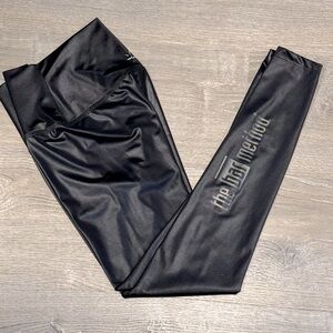 NWOT Beyond Yoga Bar Method Logo Shiny Black Leggings Size S